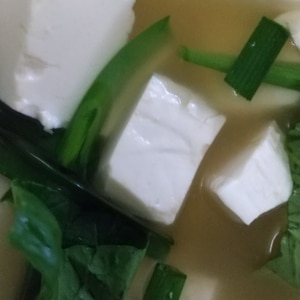 豆腐とニラの味噌汁